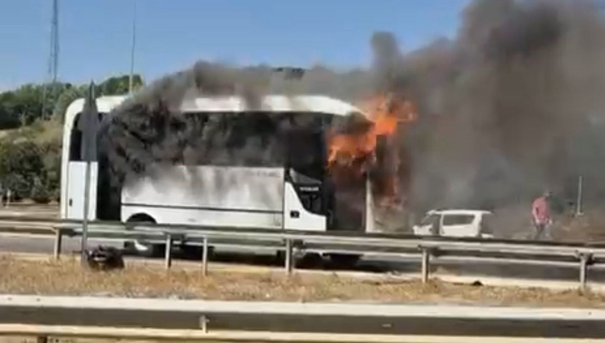 Seyir halindeki midibüs alev aldı