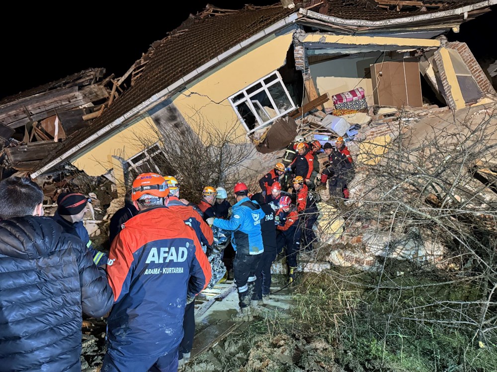 Sinop'ta heyelan: Üç ev yıkıldı - 1