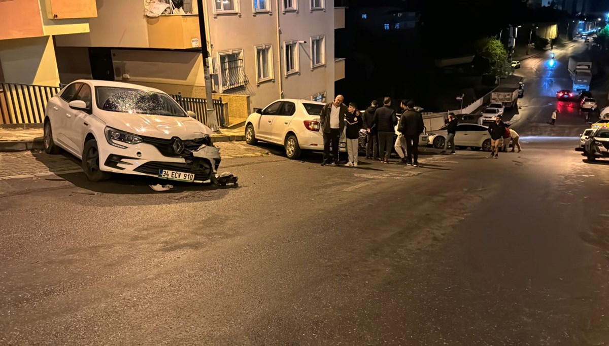 Ümraniye'de hafif ticari araç kontrolden çıktı: Park halindeki 14 araca çarptı Ümraniye'de hafif ticari araç kontrolden çıktı: Park halindeki 14 araca çarptı