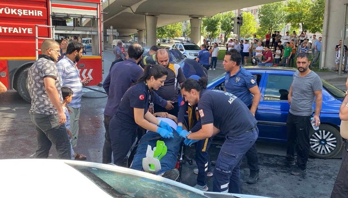3 araç çarpıştı, kamyonet devrildi: 3 yaralı 3 araç çarpıştı, kamyonet devrildi: 3 yaralı