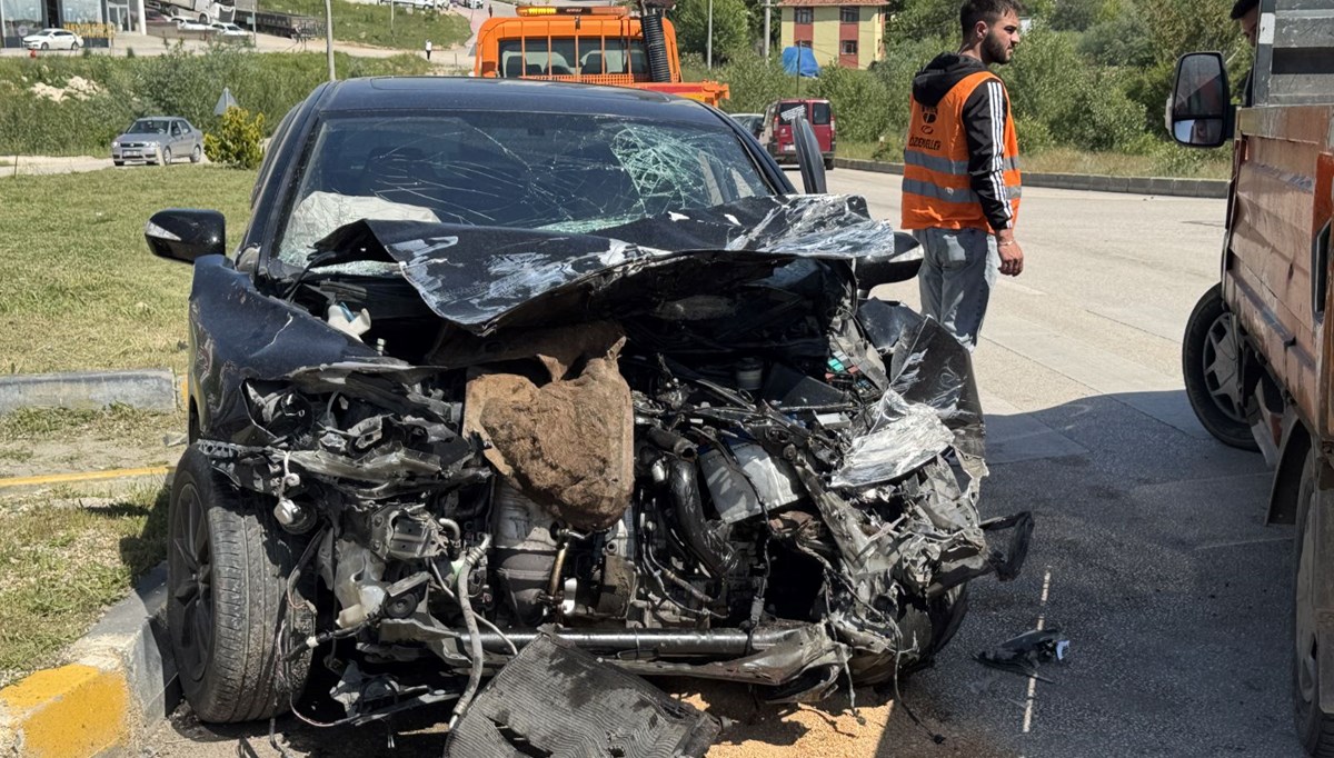 Kamyonet ve otomobil çarpıştı