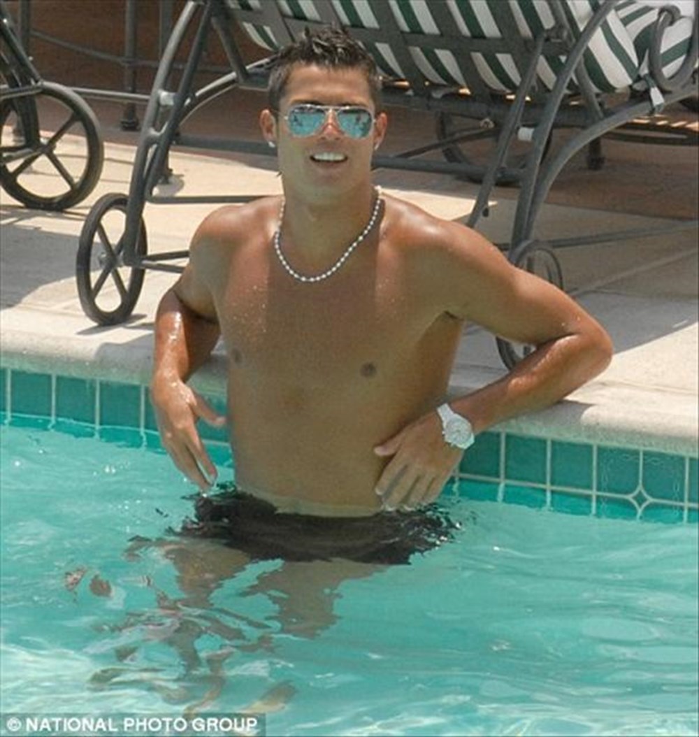 Познакомится в бассейне. Роналдо в бассейне. Парни в бассейне. Мужчина в бассейне. Парень в очках в бассейне.