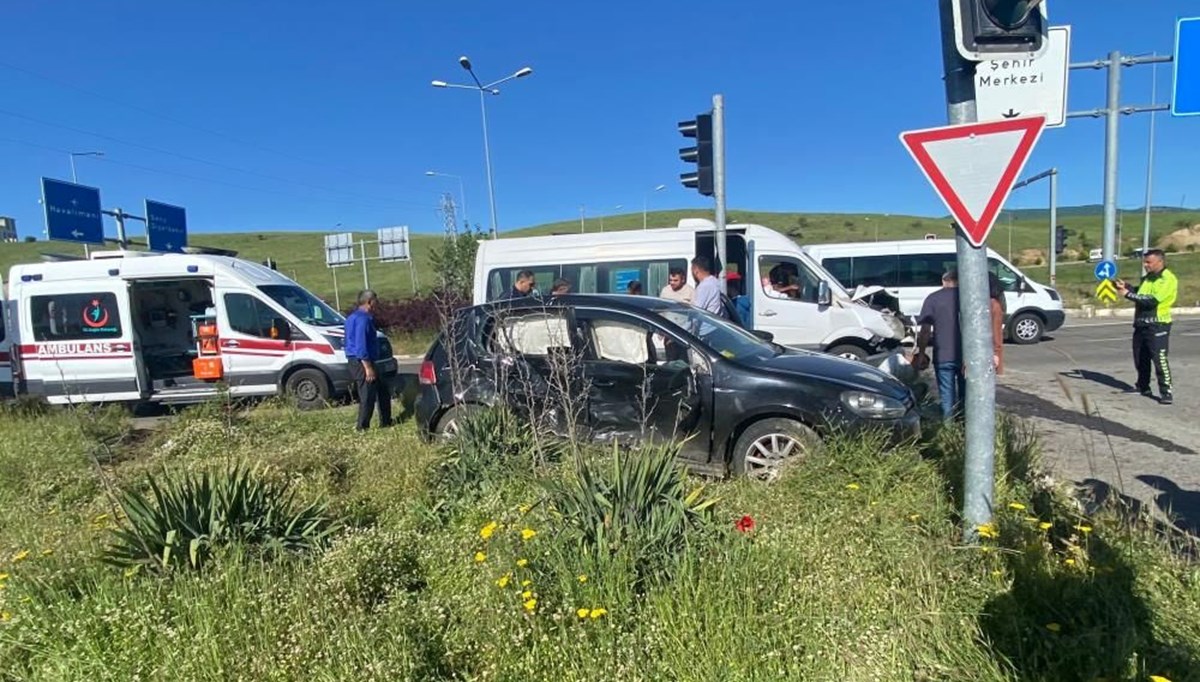 İşçi servisi ile otomobil çarpıştı: Yaralılar var