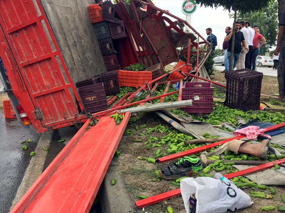 Tarım işçilerini taşıyan kamyonet TIR'a çarptı: 3 ölü, 5 yaralı - 1