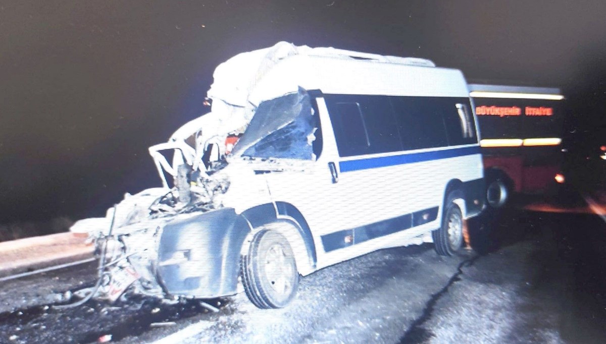 Akhisar’da kamyon ile minibüs çarpıştı: 1 ölü, 2 yaralı Akhisar’da kamyon ile minibüs çarpıştı: 1 ölü, 2 yaralı