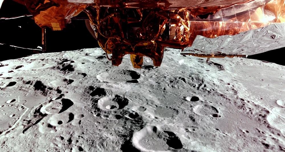 Ay'ın hayran bırakan yeni görüntüleri: Karanlık yüzü böyle görünüyor! - 1