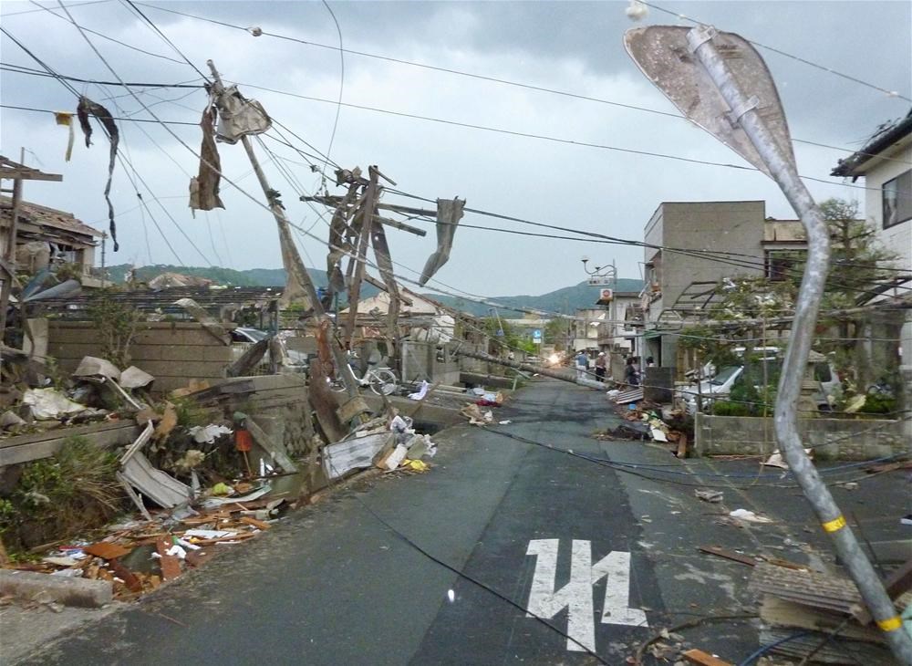Disasters pictures. Торнадо в Японии 2021. Стихийные бедствия ураган. Ураган в городе. Торнадо разрушения.