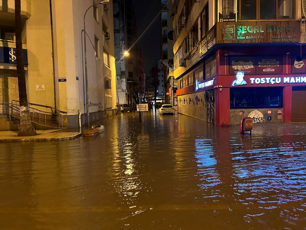 İskenderun'da şiddetli yağışla birlikte caddeler göle döndü - 3