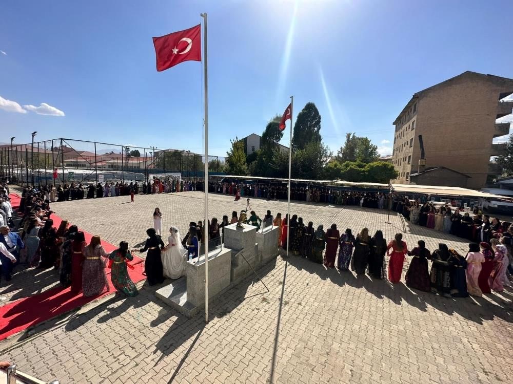 Aşiret düğününde 2 kilo altın, 3 milyon lira para takıldı - 2