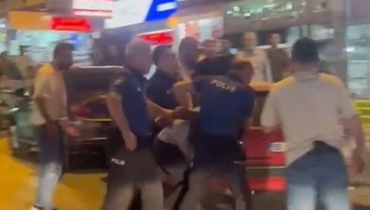 Ellerinde kesici aletlerle ambulansa saldırdılar