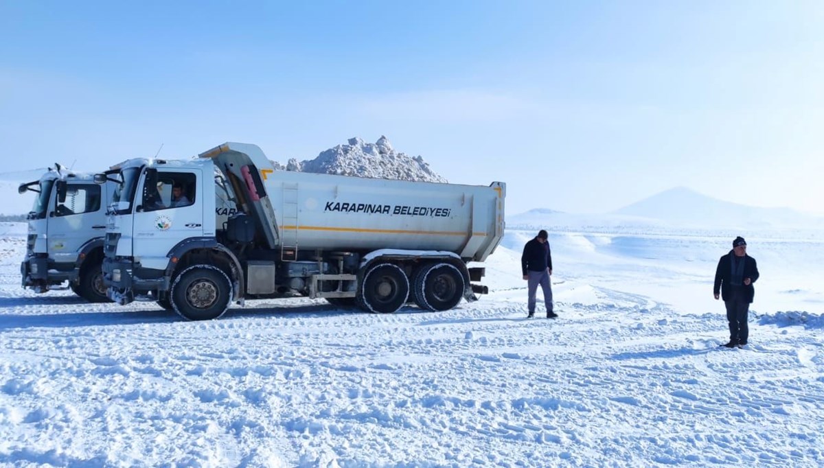 Kuruyan Meke Gölü'ne kamyonlarla kar taşınıyor