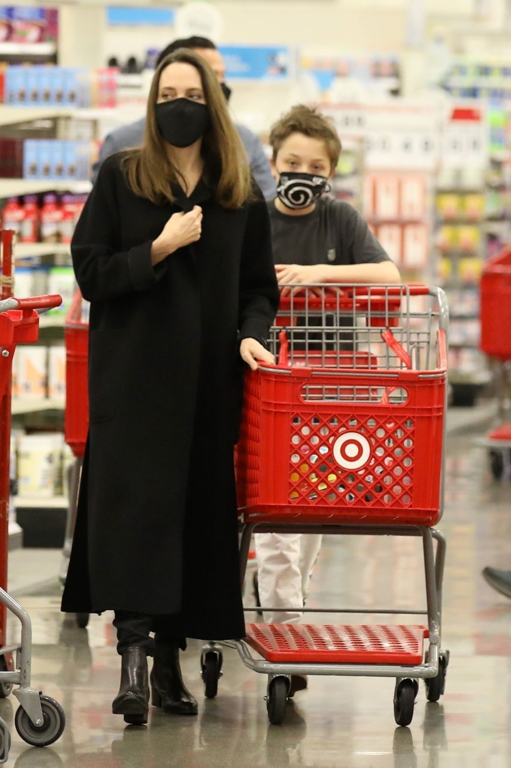 Angelina Jolie oğluyla alışverişte - 1