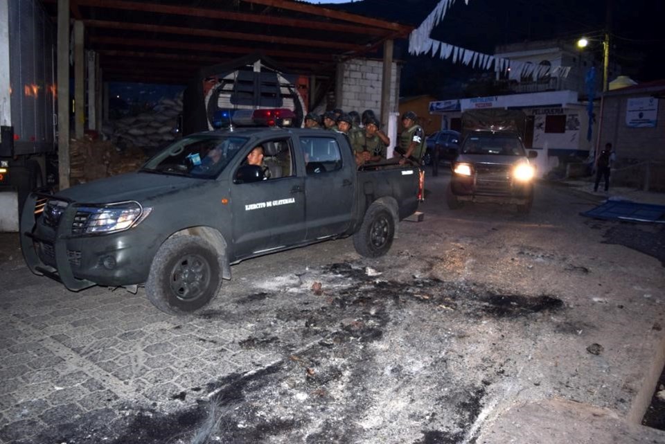 Guatemala'da belediye başkanını linç edip diri diri yaktılar - 1