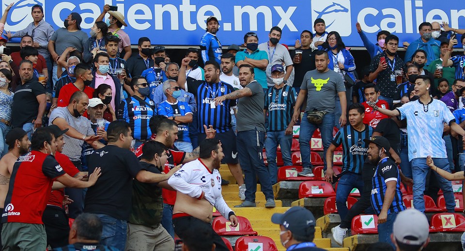 Meksika'da futbol maçında stat savaş alanına döndü: 17 ölü - 1