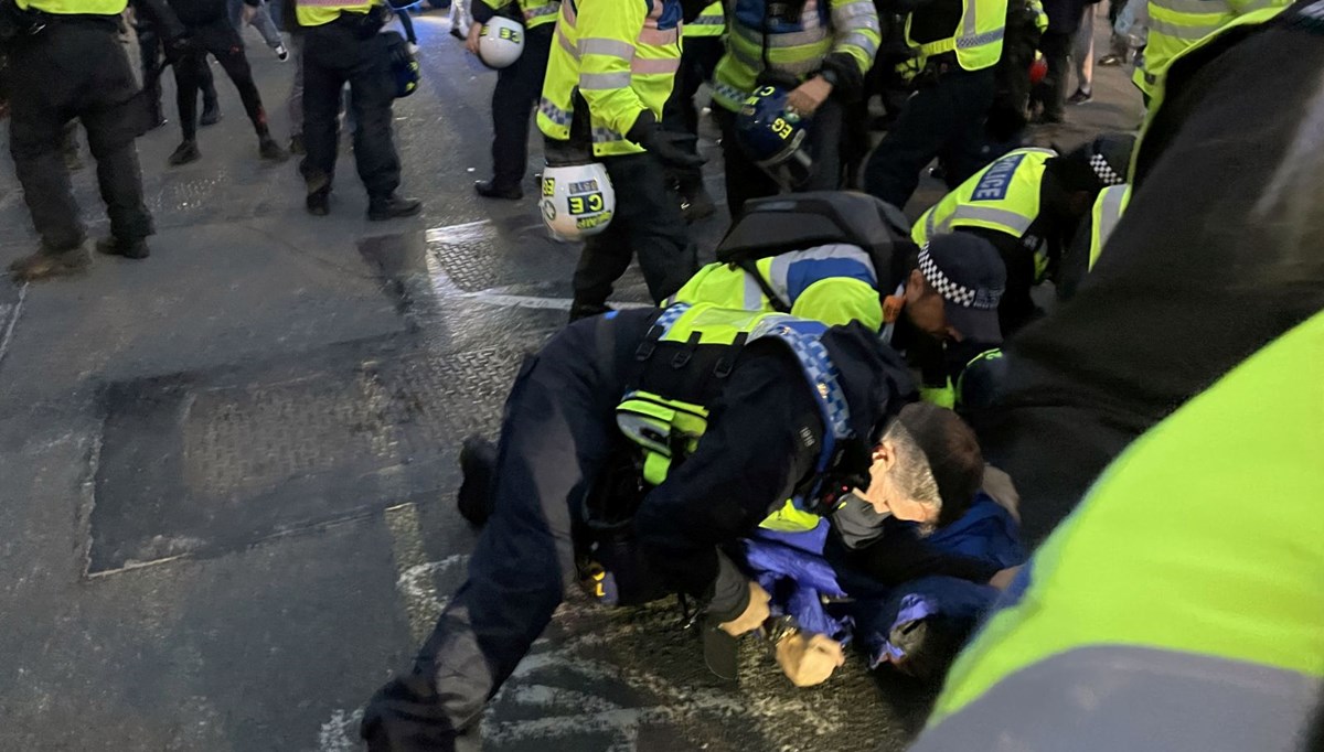 Londra'da iki farklı eylemde 126 kişi gözaltına alındı