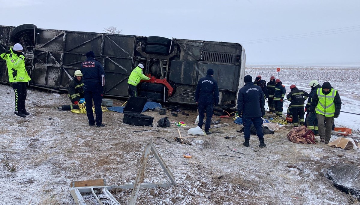 Konya'da buzlanma nedeniyle yoldan çıkan otobüs devrildi: Ölü ve yaralılar var