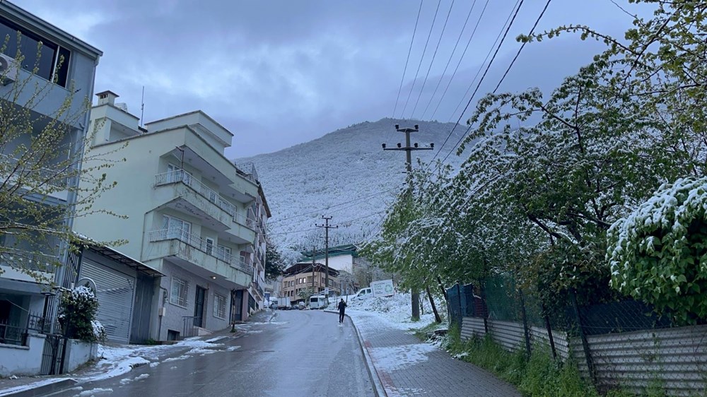 Gece boyunca kar yağdı: Nisan ayına bir vilayet beyaza büründü 73