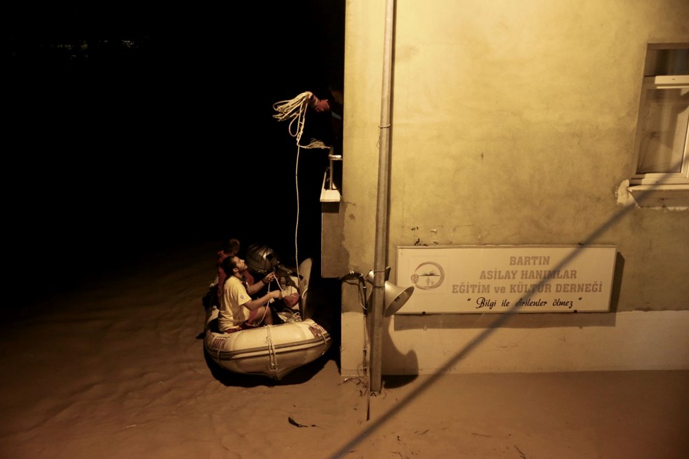 Karadeniz'i sel vurdu: Dereler taştı, yollar göle döndü, evleri su bastı - 7