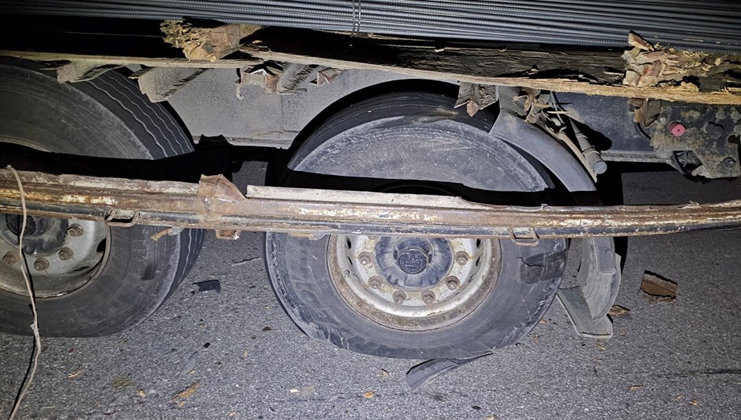 Patlayan lastiği değiştirmek isterken TIR'ın altında can verdi