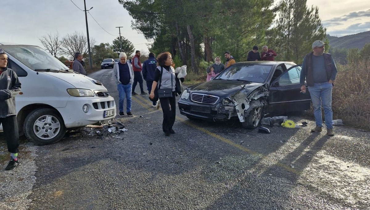 Milas'ta minibüs ile otomobil çarpıştı: 3 yaralı