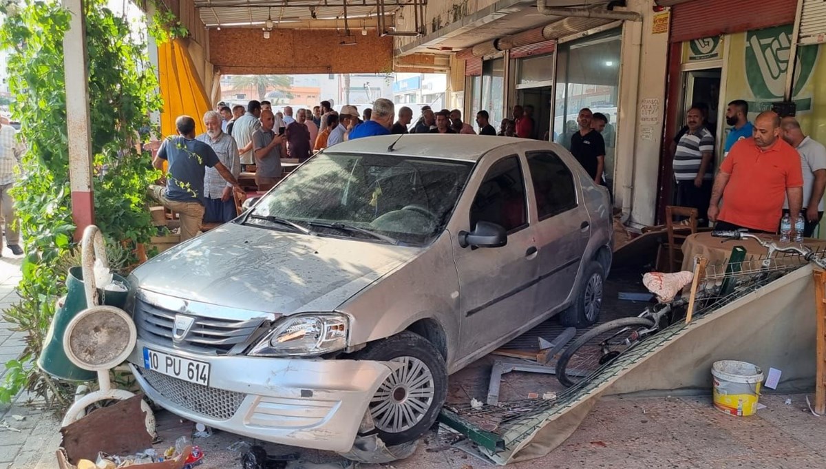 Adana'da kontrolden çıkan otomobil, kahvehanede oturanlara çarptı: 5 yaralı