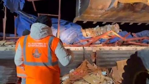 Kaçak göçmenleri taşıyan TIR devrildi: 1 ölü, 4 yaralı