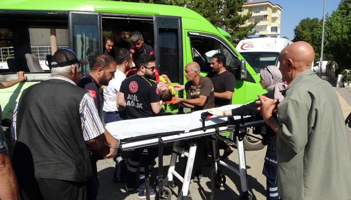 Yolcu minibüsleri çarpıştı: 15 yaralı Yolcu minibüsleri çarpıştı: 15 yaralı
