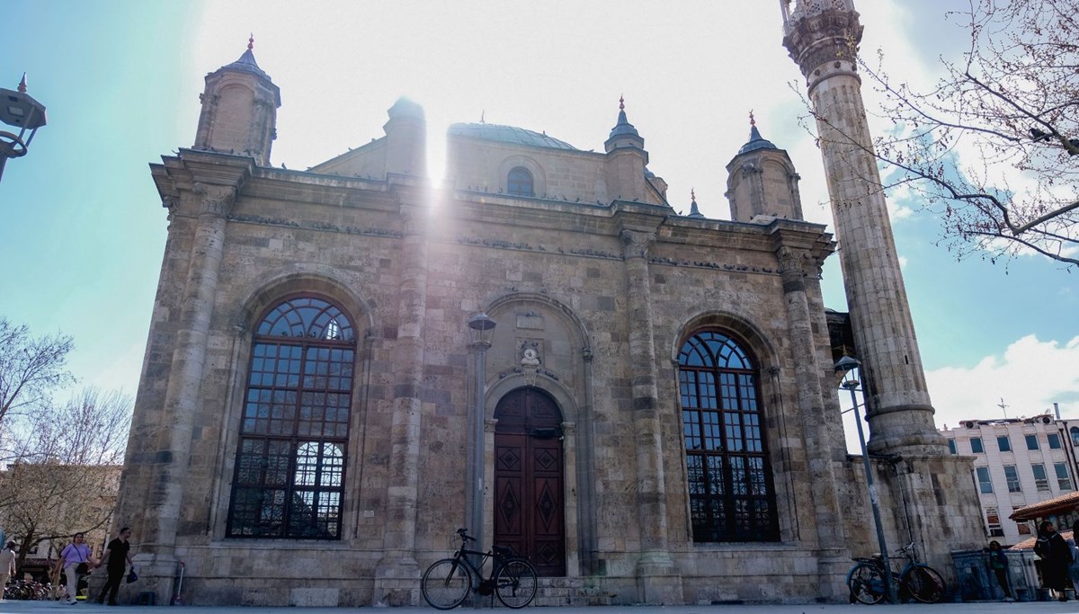 Pencereleri kapısından büyük camiye yoğun ilgi