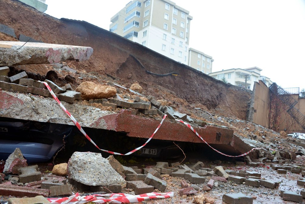 İstinat duvarı çöktü 10 araç hasar gördü Son Dakika Türkiye