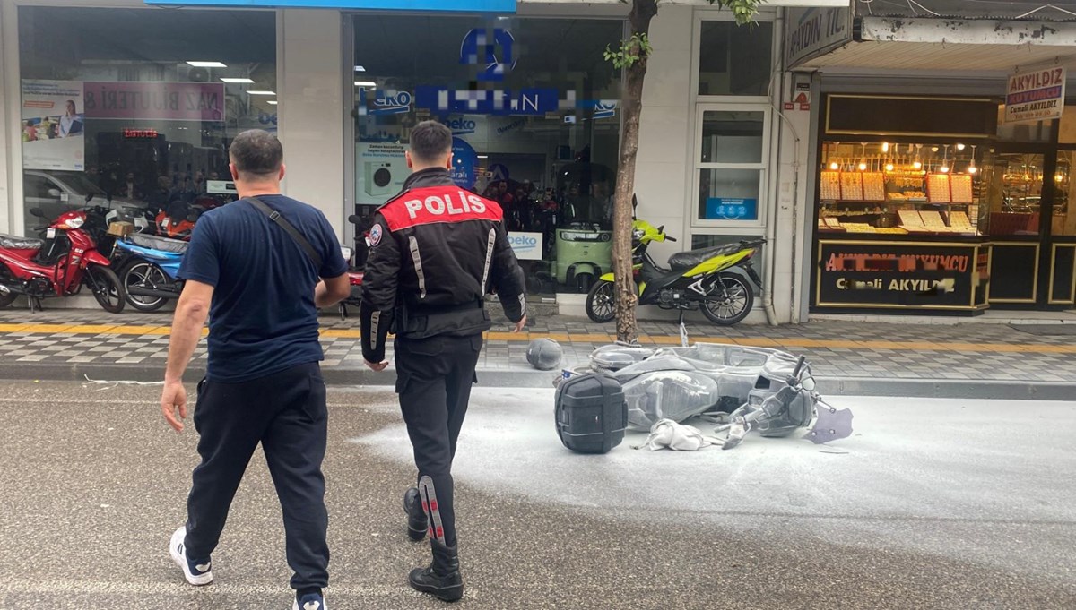 Sürekli arıza yapan yeni motosikletini bayi önünde benzin döküp ateşe verdi