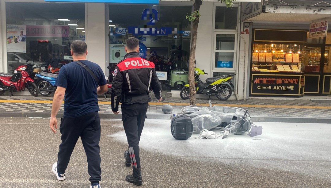 Sürekli arıza yapan yeni motosikletini bayi önünde benzin döküp ateşe verdi