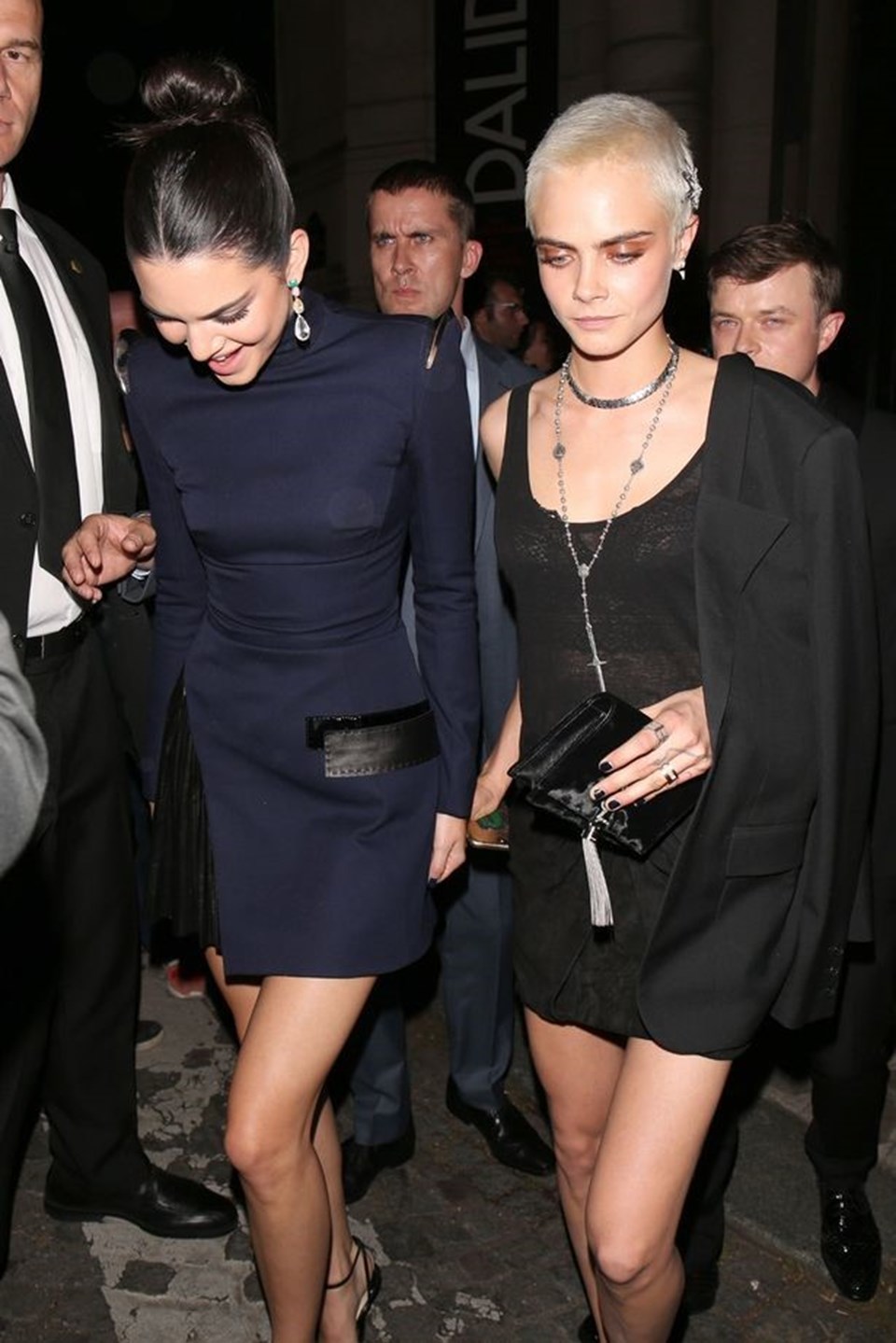 Kendall Jenner ve Cara Delevingne partide el ele - 1