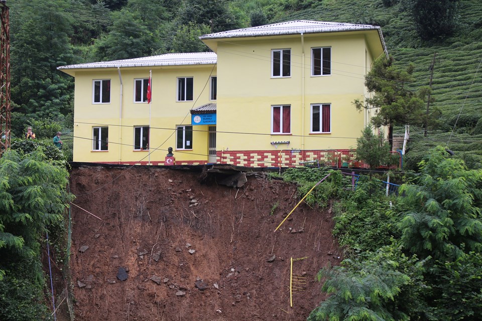 Rize'deki heyelanda bahçesi hasar gören okul, eğitime açılacak - 1