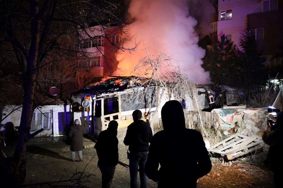 Ankara'da gecekondu yangını - 1