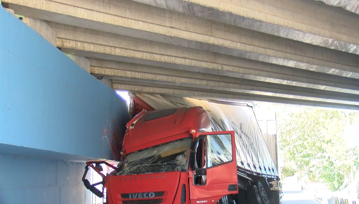 İstanbul'da TIR alt geçide sıkıştı