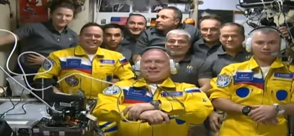 Rus kozmonotlar, Ukrayna temalı kıyafetlerle Uluslararası Uzay İstasyonu'na çıktı - 1