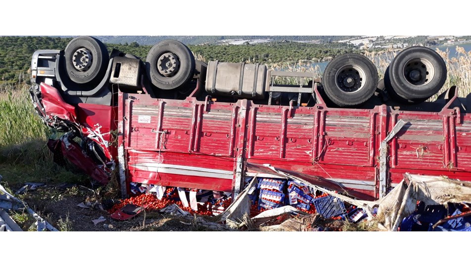 Antalya’da öğrencilerin otostopla bindikleri kamyon devrildi: 1 ölü