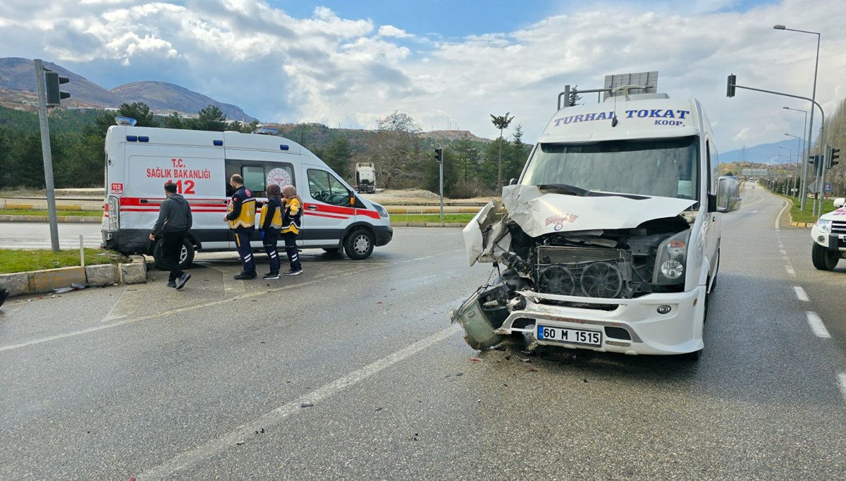 Ambulans ile minibüs çarpıştı: 2 yaralı