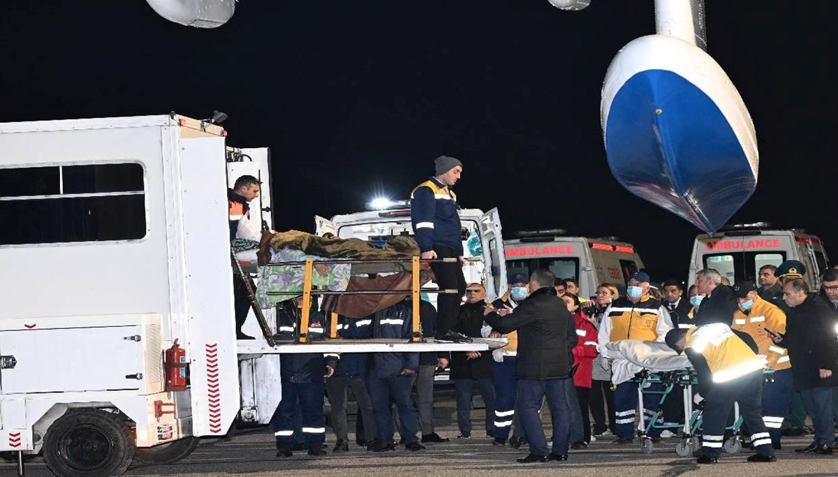 Kazakistan'da düşen uçaktan kurtulan 14 Azerbaycan vatandaşı Bakü'ye getirildi