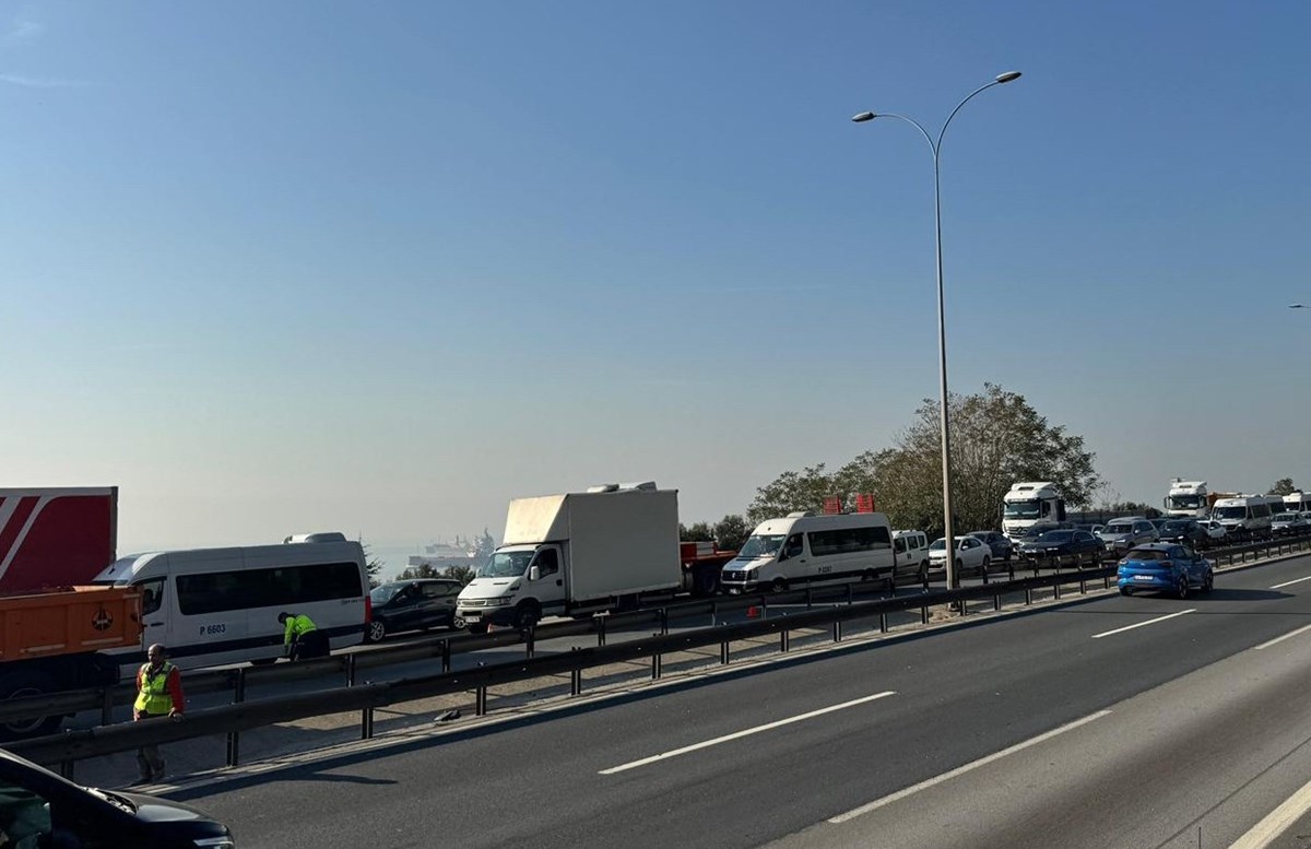 Otoyolun Ankara yönü trafiğe kapandı. araç yoğunluğu oluşan bölgede sürücüler, alternatif güzergahlara yönlendirildi.