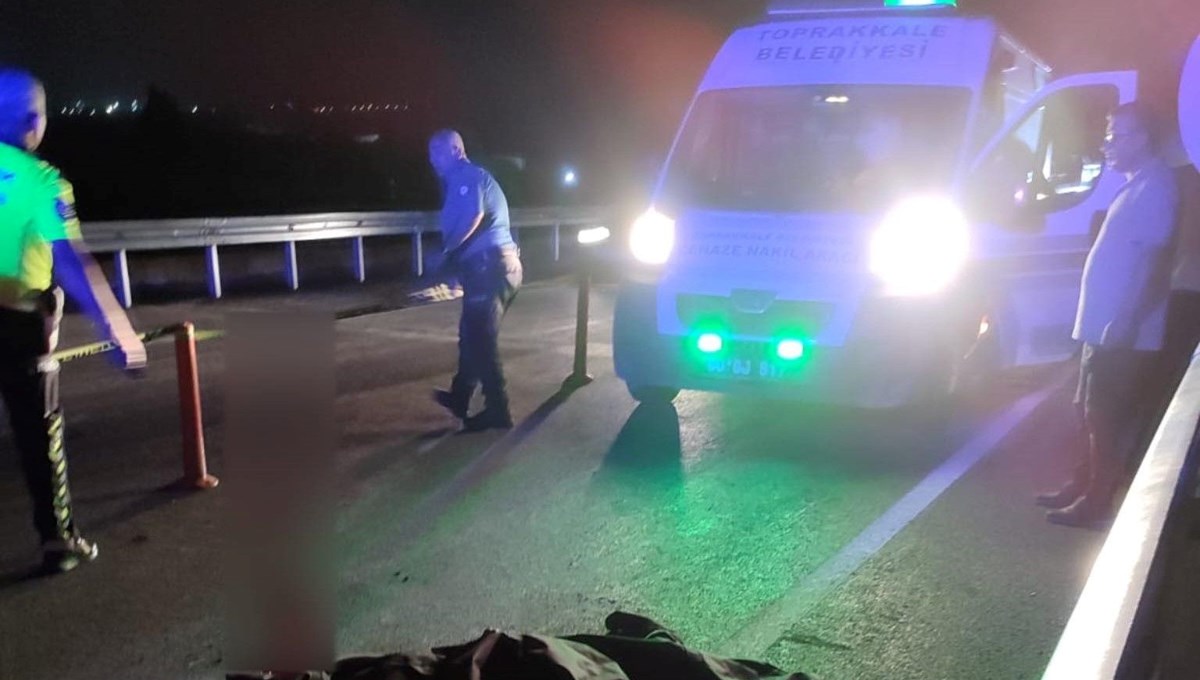 Yol kenarında çalışan işçiye otomobil çarptı Yol kenarında çalışan işçiye otomobil çarptı