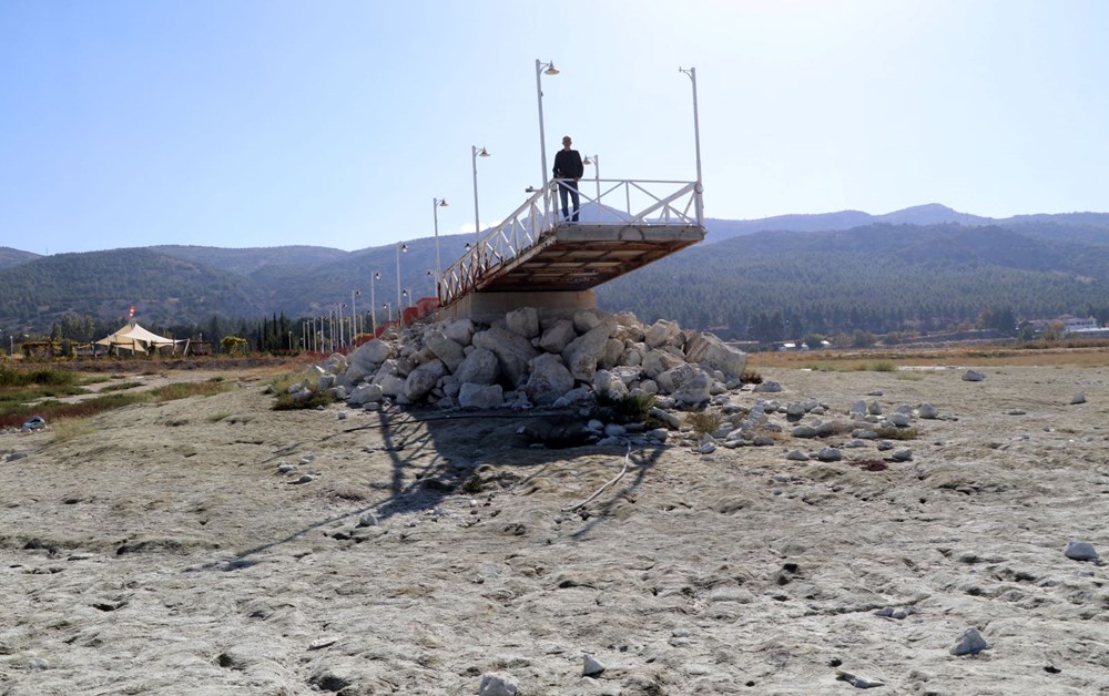 Burdur Gölü'nde korkutan görüntü! Göl iskeleden 18 metre uzaklaştı! - 2