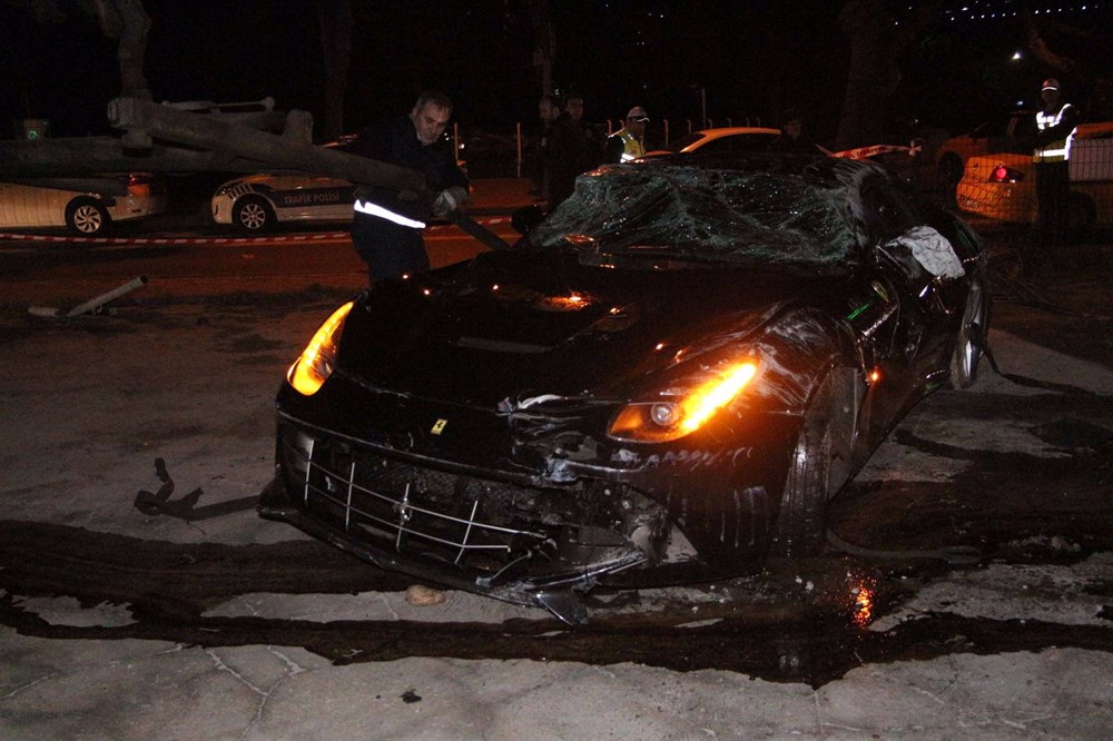Burak Yılmaz kaza yaptığı Ferrari�nin sahibi belli oldu