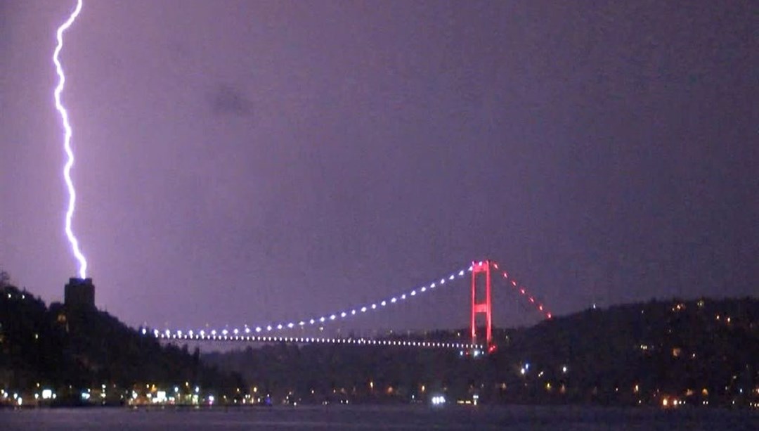 İstanbul'da beklenen sağanak etkili oldu: Şimşekler geceyi aydınlattı