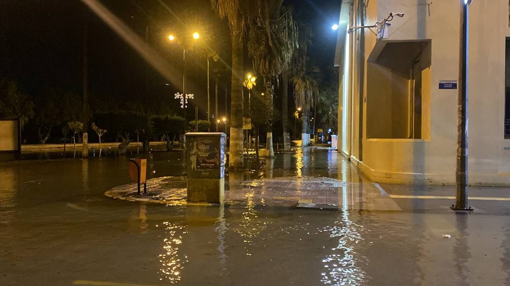 İskenderun'da deniz seviyesi yükseldi, caddeler su altına kaldı - 4