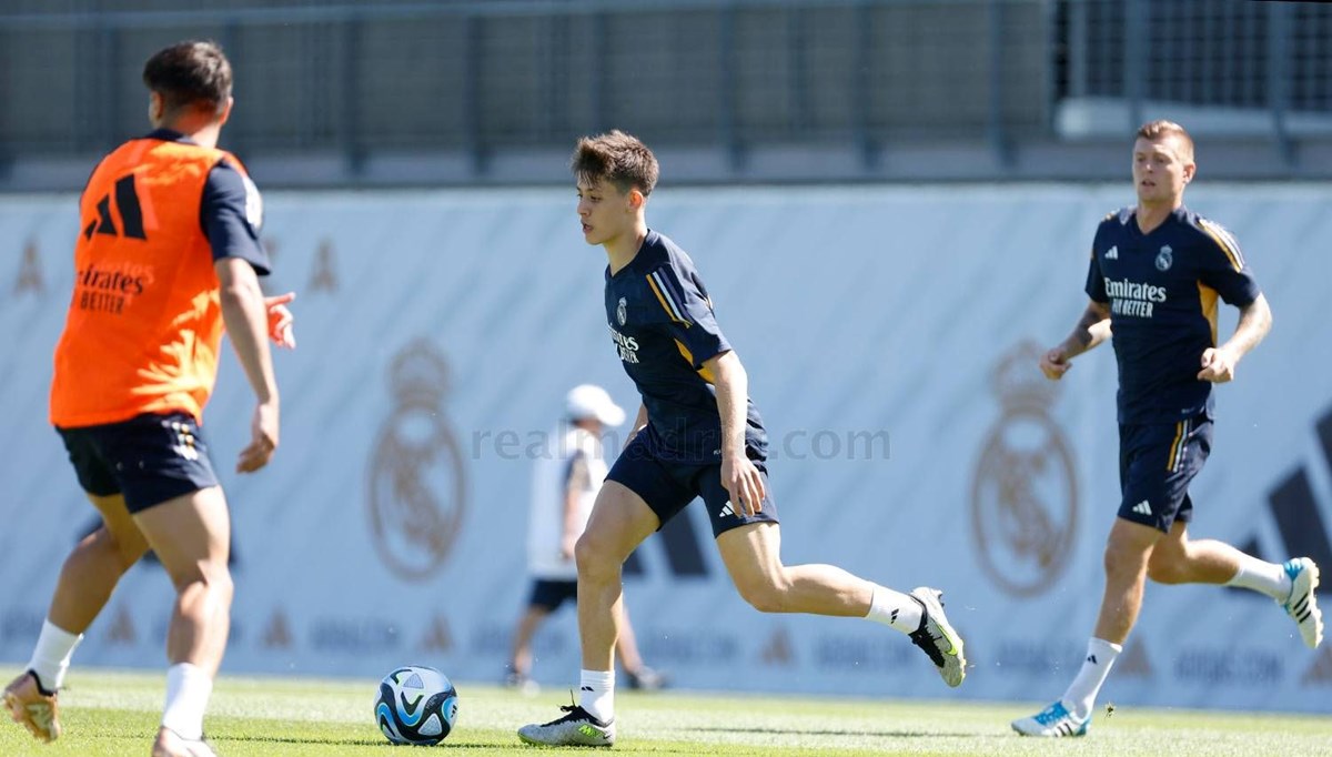 Real Madrid kariyerinin başında talihsiz bir sakatlık yaşayan Arda Güler, ameliyat olacak. Milli futbolcu, yaklaşık 2 ay forma giyemeyecek. Real Madrid kariyerinin başında talihsiz bir sakatlık yaşayan Arda Güler, ameliyat olacak. Milli futbolcu, yaklaşık 2 ay forma giyemeyecek.