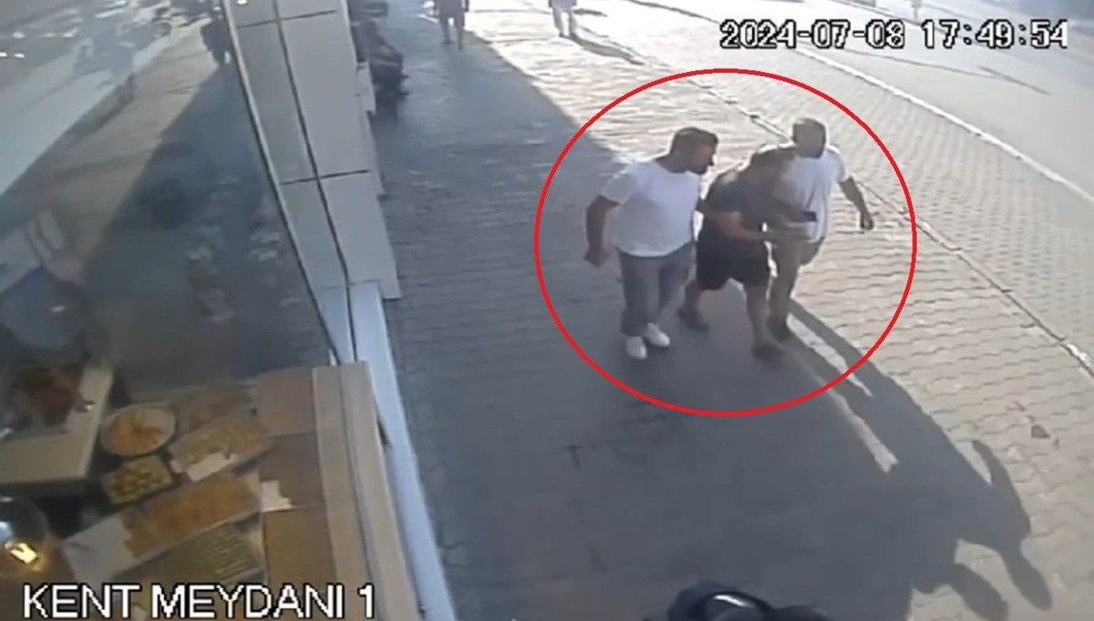 Cinayet zanlısı yakayı böyle ele verdi! 11 yıl sonra terlikle gezerken yakalandı, ifadesi şoke etti Cinayet zanlısı yakayı böyle ele verdi! 11 yıl sonra terlikle gezerken yakalandı, ifadesi şoke etti