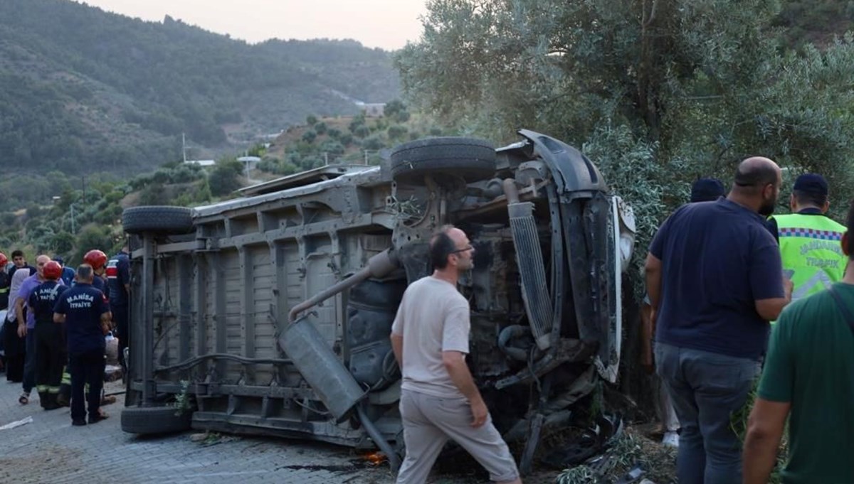 Öğrencileri taşıyan minibüs şarampole devrildi: 20 yaralı