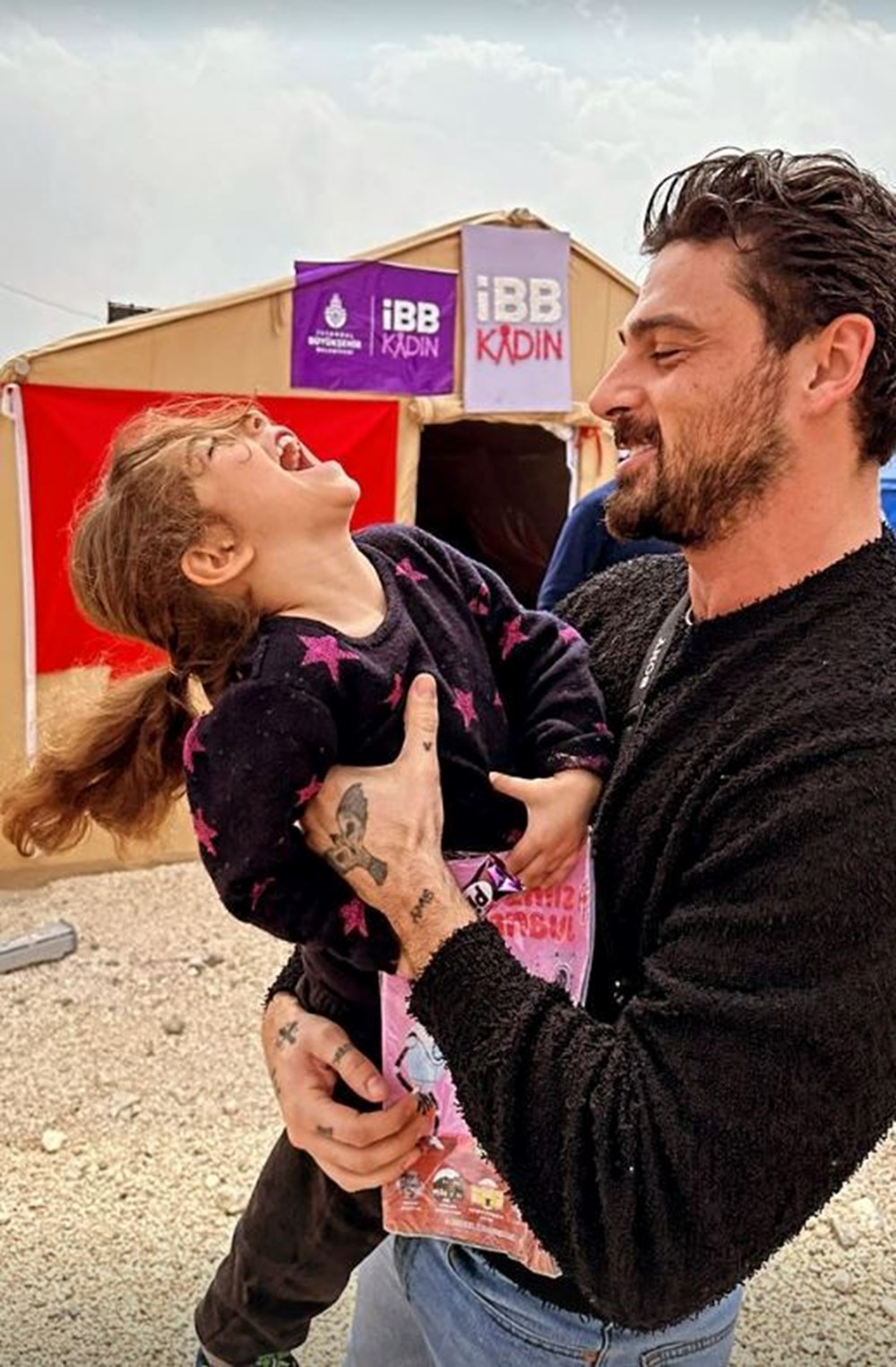 İtalyan oyuncu Michele Morrone deprem bölgesinde - 2