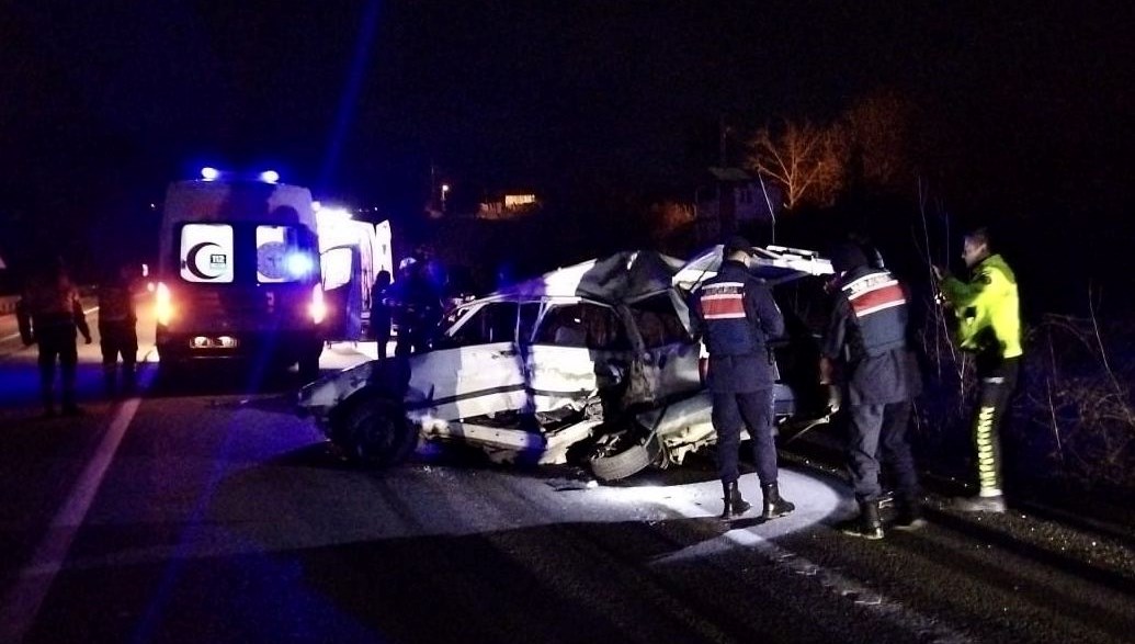 Sinop'ta otomobille yolcu otobüsü çarpıştı: İki kişi öldü